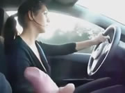 Yunan kız arkadaşı araba kullanırken erkek arkadaşına handjob veriyor