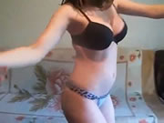 Siyah sütyenli seksi Sırp kız