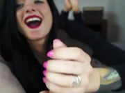 Esmer bayan size handjob hizmeti veriyor