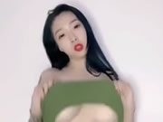 Asyalı Büyük Göğüsler Kız Dansı